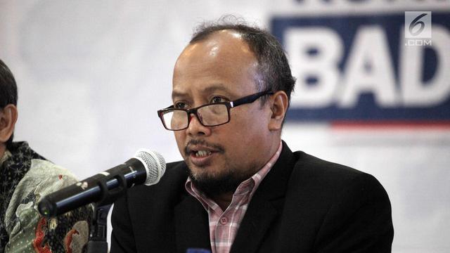 Ketua Pengurus Harian YLKI Tulus Abadi (kanan) memberi keterangan terkait pelanggaran produk Viostin DS dan Enzyplex mengandung DNA Babi, Jakarta, Senin (5/2). BPOM RI juga telah mancabut nomor izin edar kedua produk tersebut. (Liputan6.com/Arya Manggala)