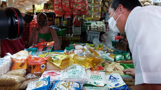 Menteri Perdagangan (Mendag) Muhammad Lutfi meninjau langsung harga minyak goreng dan bahan pokok lainnya di Pasar Kebayoran Lama Jakarta. Dok Kemendag