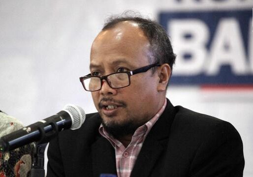 Ketua Pengurus Harian YLKI Tulus Abadi (kanan) memberi keterangan terkait pelanggaran produk Viostin DS dan Enzyplex mengandung DNA Babi, Jakarta, Senin (5/2). BPOM RI juga telah mancabut nomor izin edar kedua produk tersebut. (Liputan6.com/Arya Manggala)